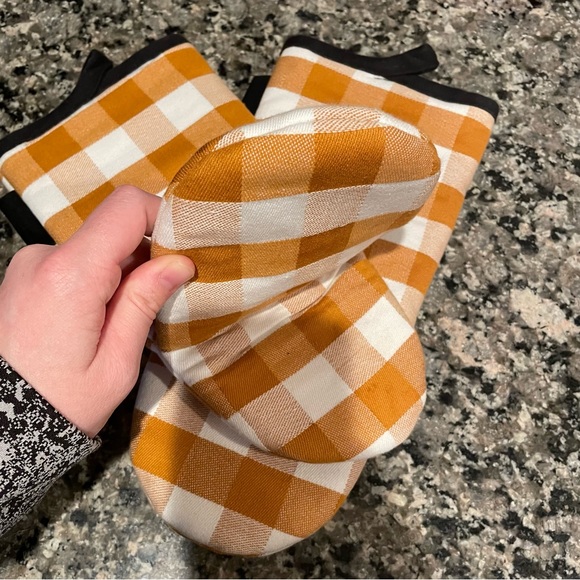 ✨SALE✨Crate&Barrel Buffalo plaid oven mitts - Picture 3 of 4